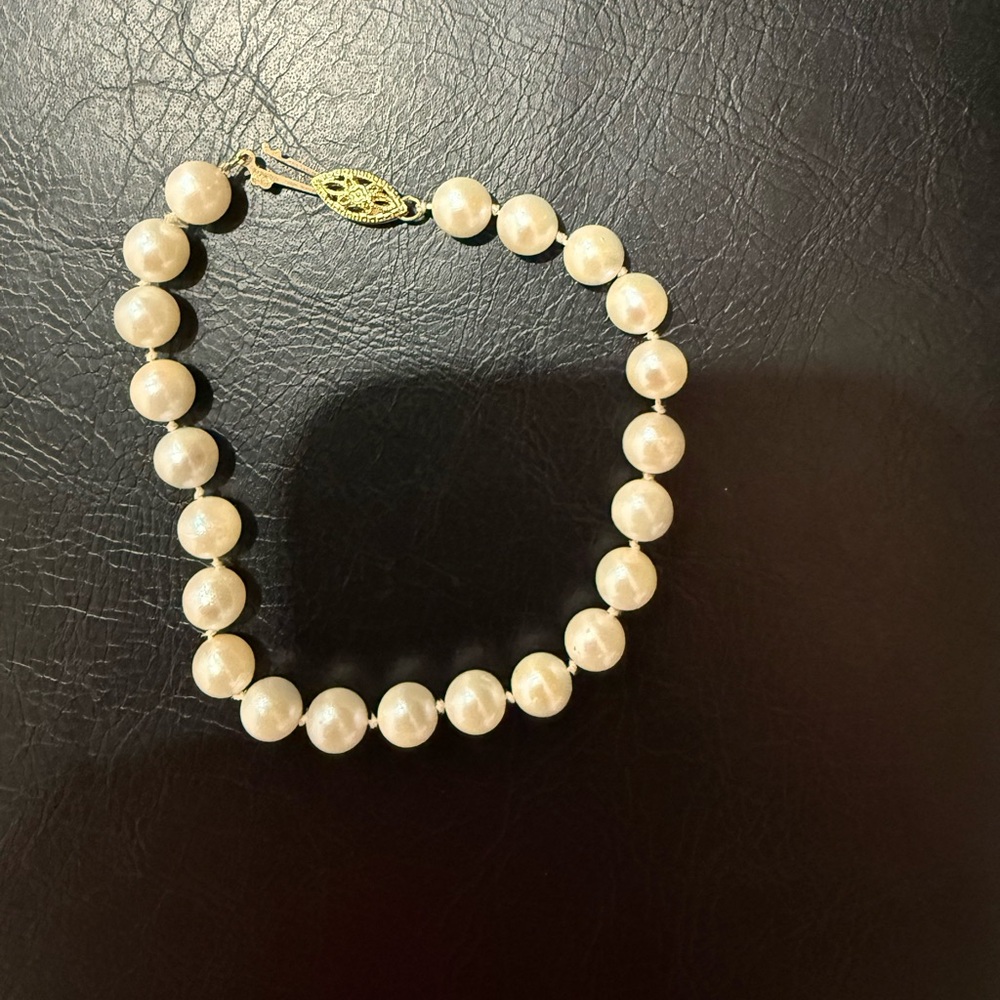 Elegant Pearl Bracelet 14 k gold clasp